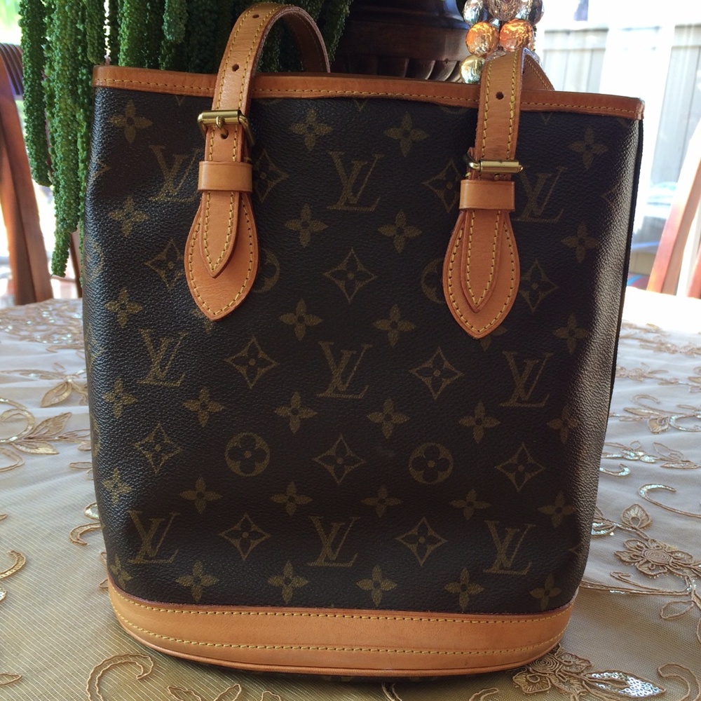 Authentic Louis Vuitton petite bucket bag!